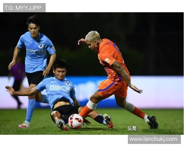 上海足球队在联赛中的灵活性表现与战术调整分析 上海足球队在联赛中的灵活性表现与战术调整分析