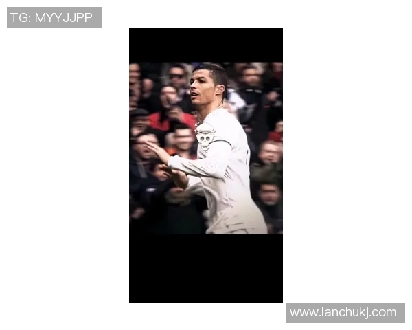 足球明星C罗的帅气魅力与球场风采完美结合的精彩瞬间 足球明星C罗的帅气魅力与球场风采完美结合的精彩瞬间