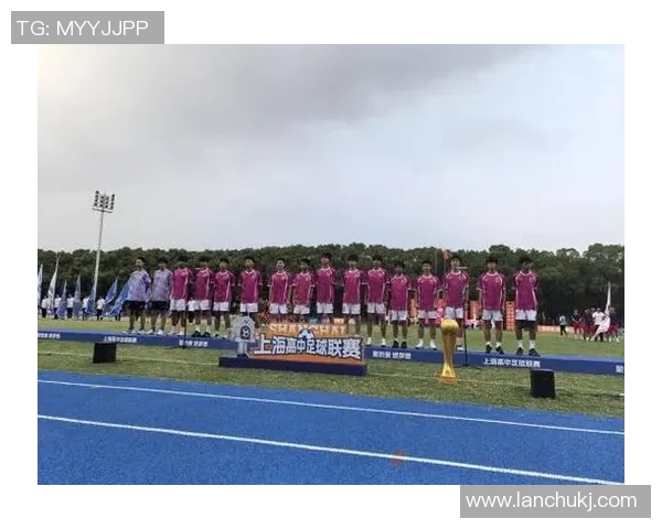 上海足球队在足球团队协作排行榜中荣登第六名展现出强大团队精神与默契配合