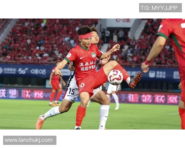 足球明星意外摔伤事件全程视频曝光引发球迷热议与关注