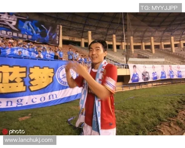 足球明星洗脚高清图片展现运动员生活中的另一面与真实瞬间