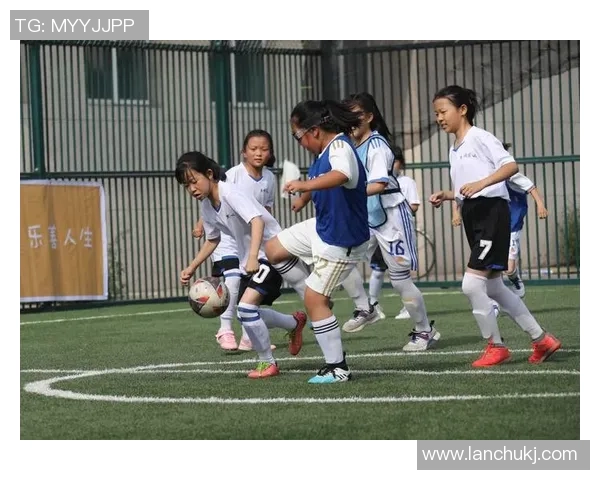 足球明星女性形象展现她们在绿茵场上的风采与魅力 足球明星女性形象展现她们在绿茵场上的风采与魅力