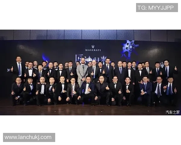 足球明星入场时尚风采展现西装魅力引领潮流新风尚 足球明星入场时尚风采展现西装魅力引领潮流新风尚