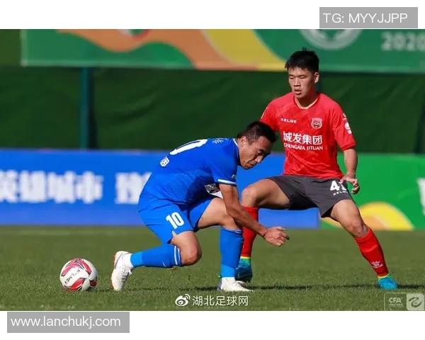 南京足球队以65分稳居大师赛积分榜首位展现强劲实力